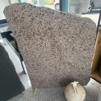 Aanbieding grafsteen: Rosso Porinho Graniet Ruwgevlamd oppervlak