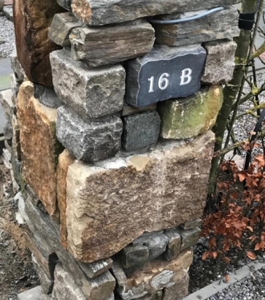Natuurstenen huisnummerborden en naamborden voor woningen en bedrijfspanden