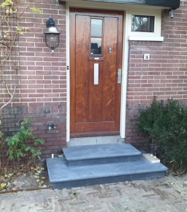 Natuurstenen stoepen in Beverwijk