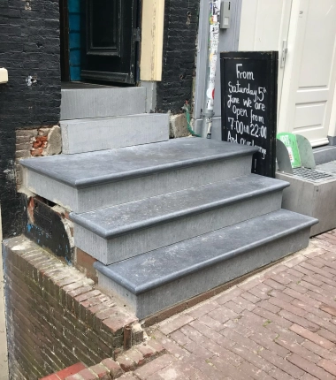 Natuurstenen traptreden in Beverwijk