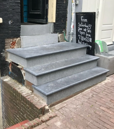 Natuurstenen trappen in Noord-Holland
